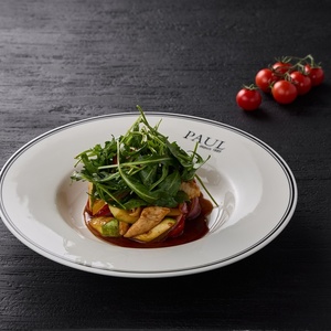 Тёплый салат с курицей и овощами