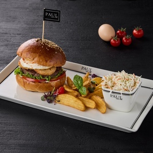 Бургер с говядиной, луковыми кольцами и глазуньей