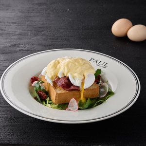 Яйцо «Бенедикт» с беконом