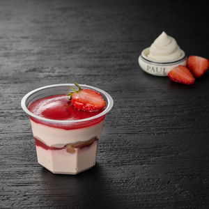 Стаканчик Тирамису клубничный